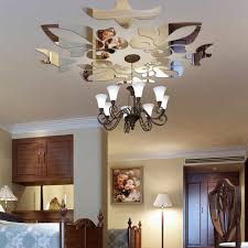 Trang trí trần phòng khách với gương dán tường độc đáo.