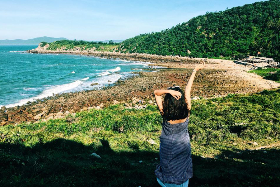 Bãi đá minh châu quan lạn