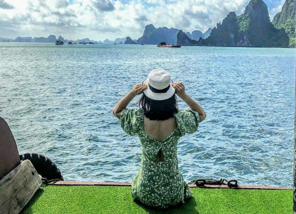 Khách đi tàu ra đảo ngọc vừng