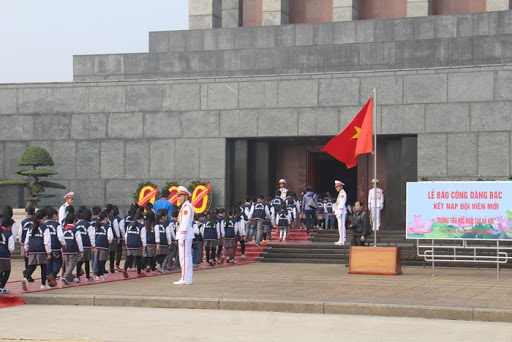 Hs viếng lăng bác