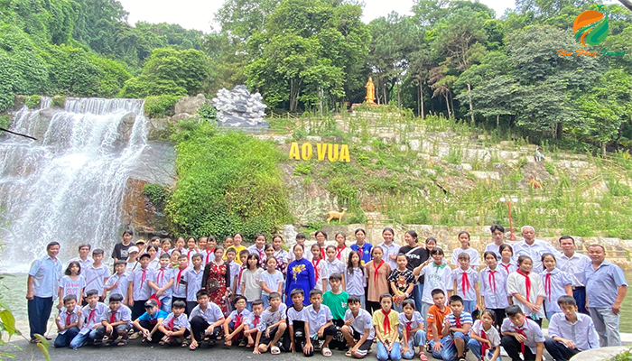 Học sinh đi khu du lịch ao vua