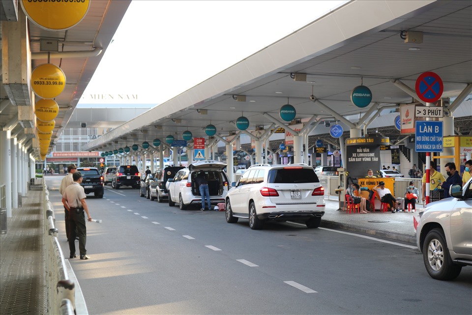 Tại sao bạn Nên Đặt Xe 7 Chỗ Sân Bay Tân Sơn Nhất Ban Đêm Tại Thuexehuydat.com?