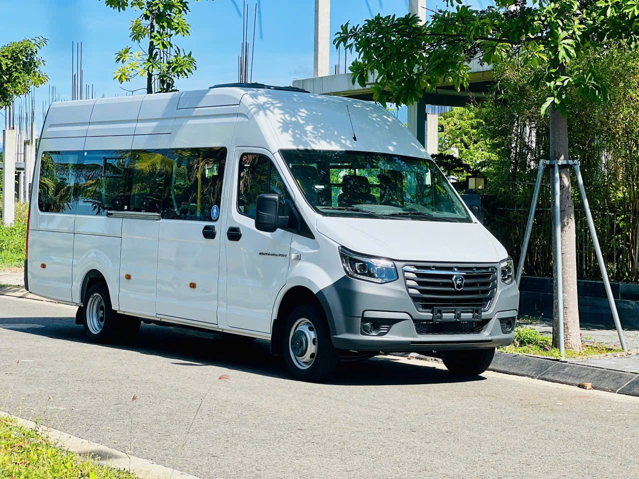 Thuê Xe 19 Chỗ Đi Huế: Hành Trình Khám Phá Cố Đô Trọn Vẹn Cùng Thuexehuydat.com