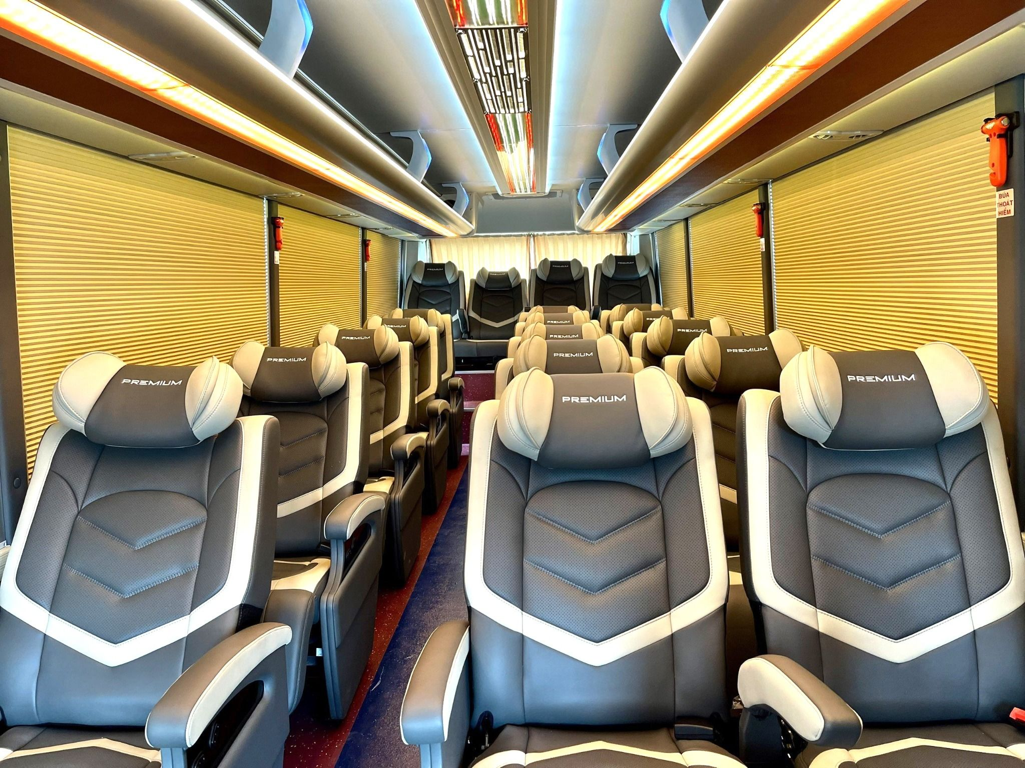 Đỉnh Cao Của Sự Sang Trọng: Hướng Dẫn Chi Tiết A-Z Về Dịch Vụ Thuê Xe Limousine 18 Chỗ